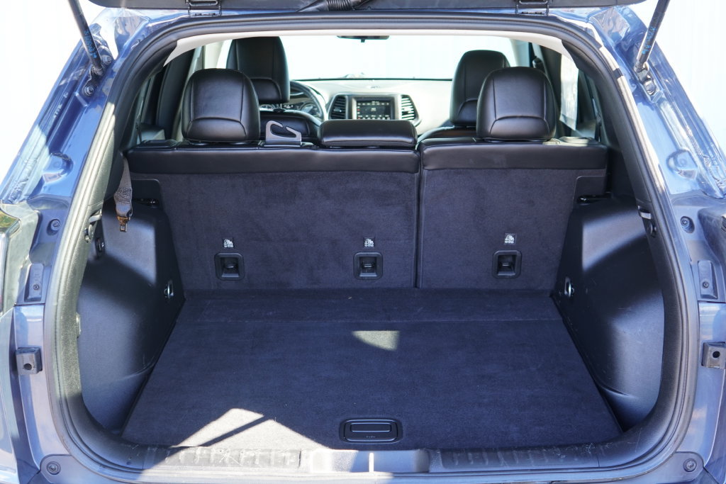 Used 2019 Jeep Cherokee Latitude Plus w/ Cold Weather Group AWD/4WD image 9