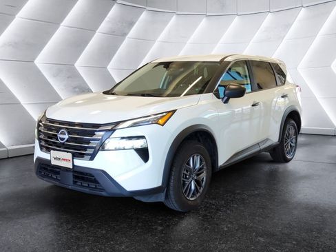 Used 2024 Nissan Rogue S AWD/4WD image 3