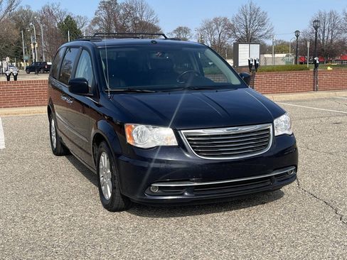 Used 2011 Chrysler Town & Country Touring-L w/ Entertainment Group #2 FWD image 3