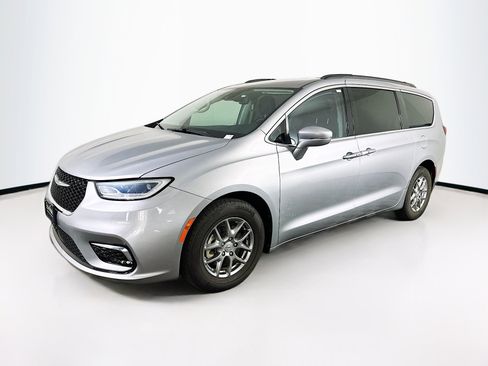 Used 2021 Chrysler Pacifica Touring image 3