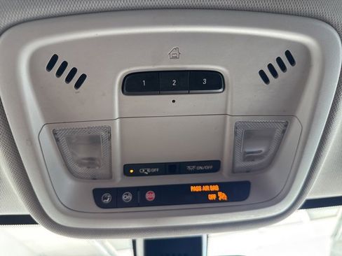 Used 2021 Chevrolet Traverse LT image 28