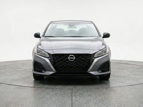 Used 2025 Nissan Altima 2.5 SV FWD image 2