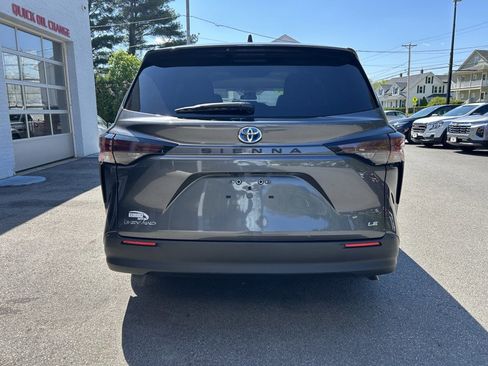 Used 2025 Toyota Sienna LE AWD/4WD image 6