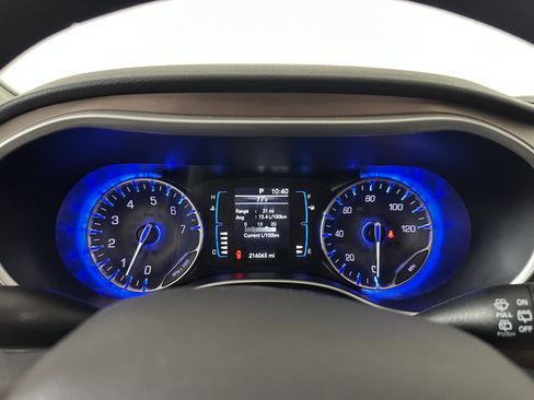 Used 2017 Chrysler Pacifica Touring w/ Tire & Wheel Group FWD image 17