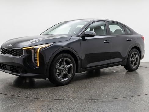 Used 2025 Kia K4 LXS FWD image 3