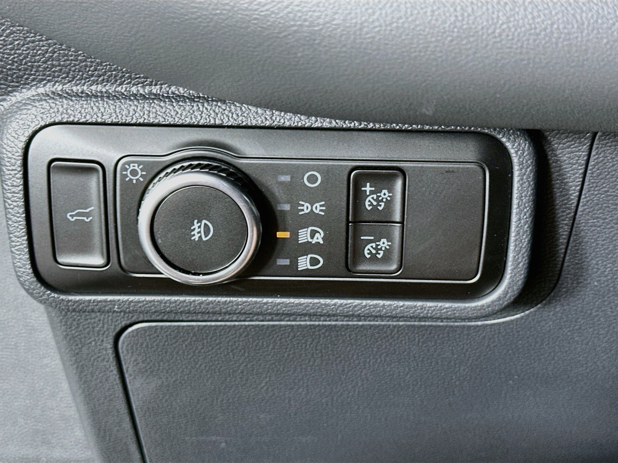 Used 2025 Ford Explorer Active w/ Active Comfort Package RWD image 17