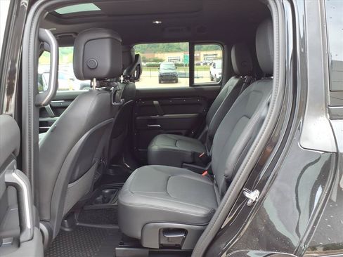 Used 2026 Land Rover Defender 130 X-Dynamic SE AWD/4WD image 12
