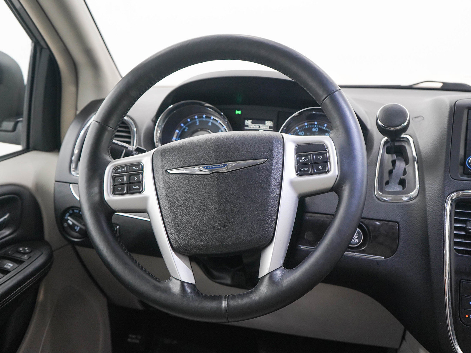 Used 2016 Chrysler Town & Country Touring-L w/ Driver Convenience Group FWD image 16