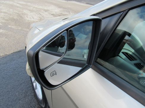 Used 2018 Ford Focus SE w/ Cold Weather Package image 16