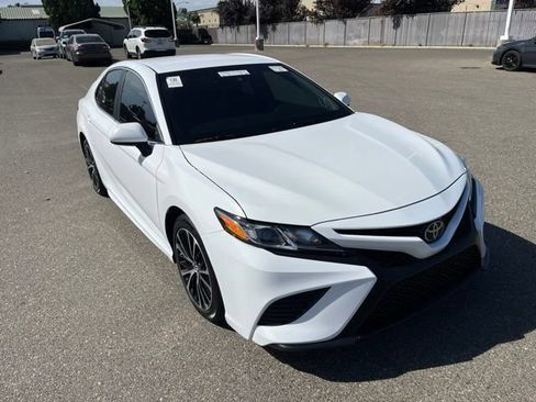 Used 2018 Toyota Camry SE FWD image 2
