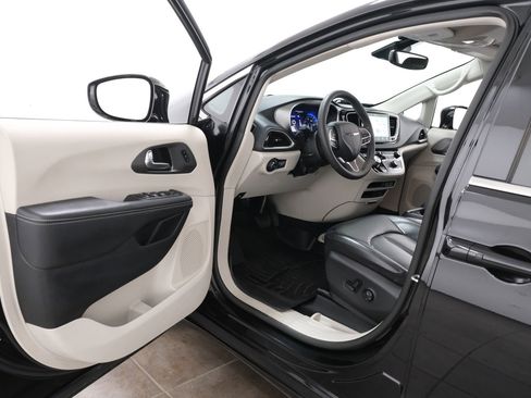 Used 2022 Chrysler Pacifica Touring-L FWD image 23