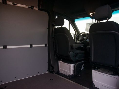 Used 2025 Mercedes-Benz Sprinter 2500 image 39