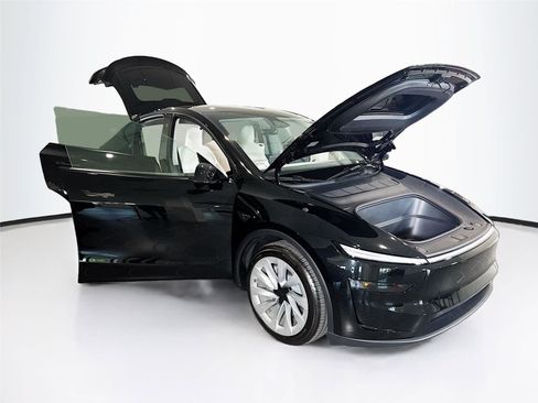 Used 2026 Tesla Model Y Long Range RWD image 37