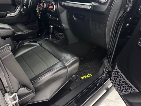 Used 2012 Jeep Wrangler Unlimited Rubicon AWD/4WD image 13