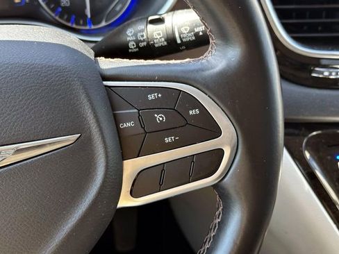 Used 2018 Chrysler Pacifica Touring-L FWD image 20