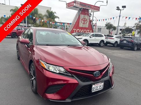Used 2018 Toyota Camry SE FWD image 2