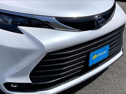 Used 2025 Toyota Sienna XLE w/ XLE Plus Package image 33