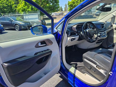 Used 2018 Chrysler Pacifica Touring-L FWD image 20