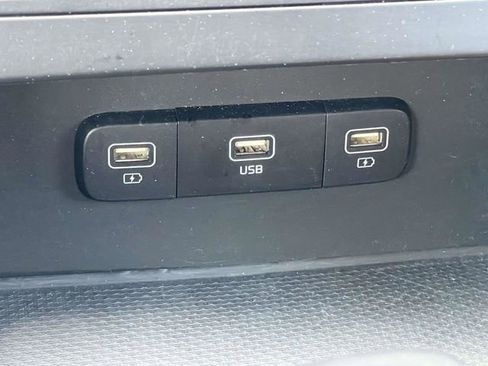 Used 2023 Kia Carnival LX FWD image 27