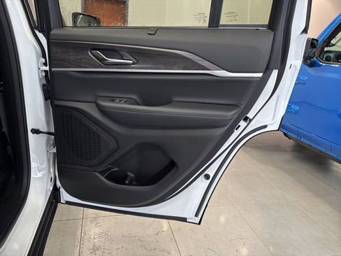 New 2025 Jeep Grand Cherokee Limited w/ Luxury Tech Group II AWD/4WD image 48