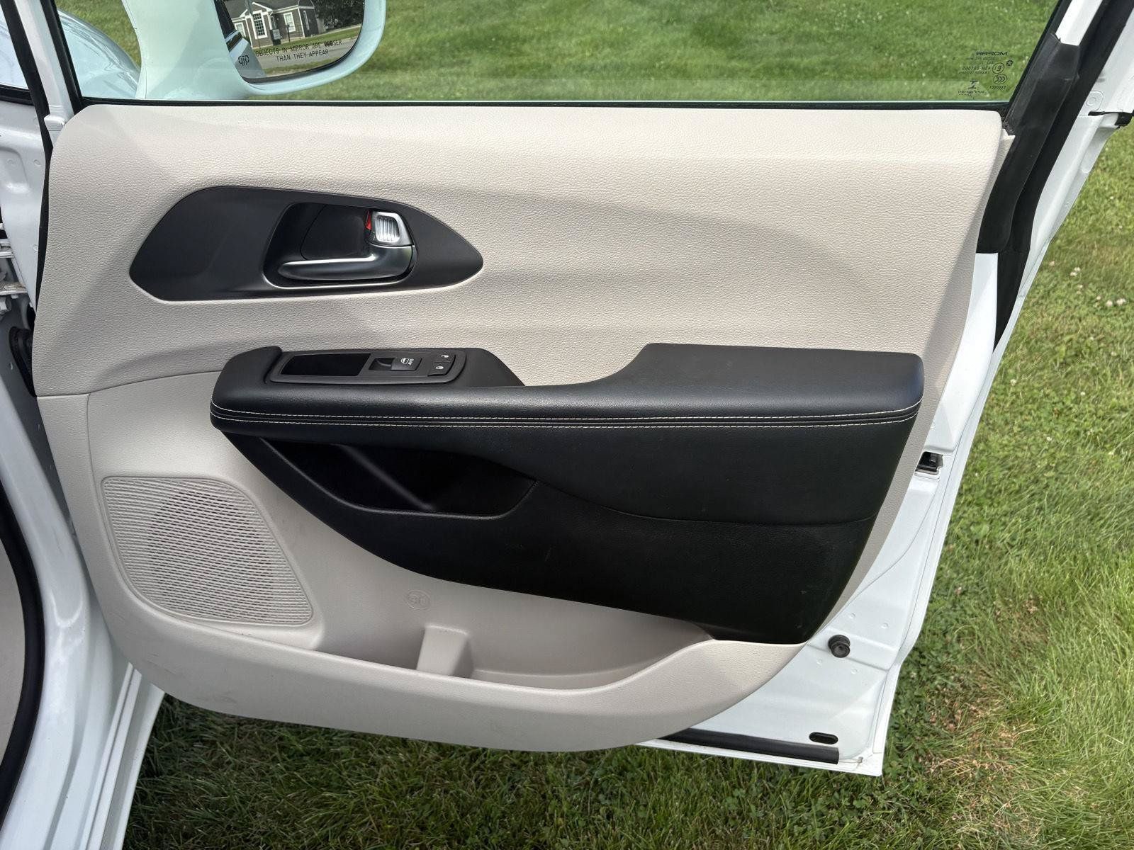 Used 2022 Chrysler Pacifica Touring-L AWD/4WD image 14