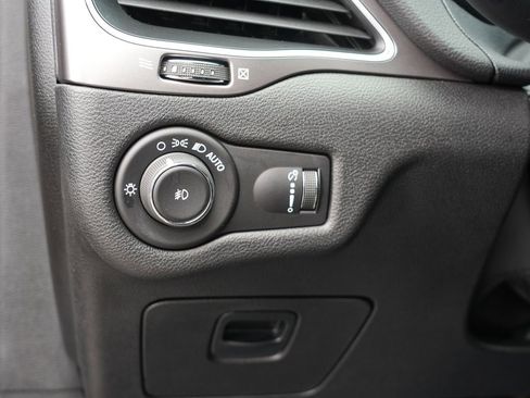 Used 2019 Jeep Cherokee Latitude w/ Popular Appearance Group AWD/4WD image 17