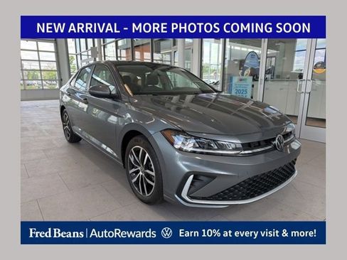 Used 2025 Volkswagen Jetta SE FWD image 1