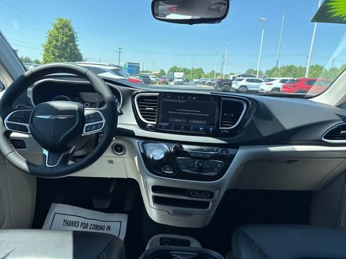 Used 2023 Chrysler Pacifica Touring-L FWD image 15