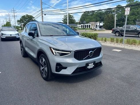 Used 2025 Volvo XC40 B5 Plus AWD/4WD image 6