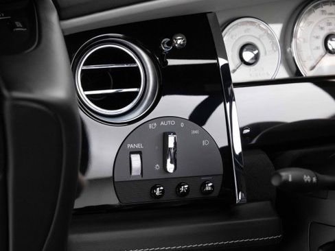 Used 2019 Rolls-Royce Dawn RWD image 30