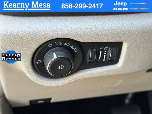 Used 2024 Chrysler Pacifica Select image 28