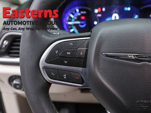 Used 2024 Chrysler Pacifica Limited FWD image 15