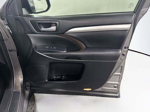 Used 2017 Toyota Highlander XLE image 33