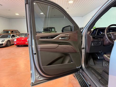 Used 2023 Cadillac Escalade V w/ LPO, ONYX Package AWD/4WD image 17