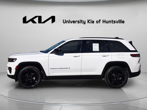 Used 2023 Jeep Grand Cherokee Altitude image 4