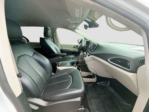 Used 2024 Chrysler Pacifica Touring-L FWD image 32