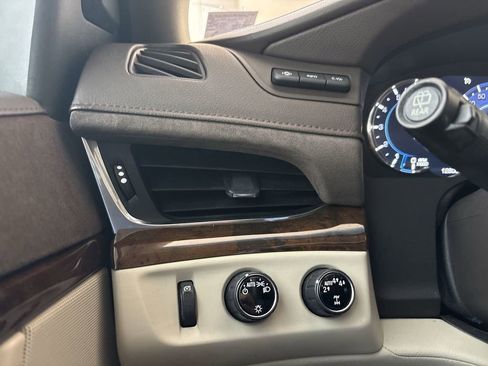 Used 2017 Cadillac Escalade ESV Luxury image 18