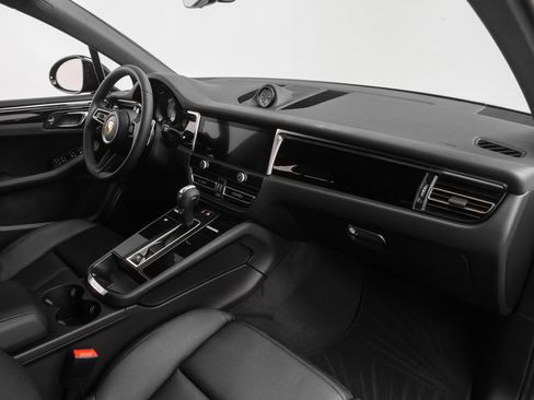 Used 2025 Porsche Macan image 20