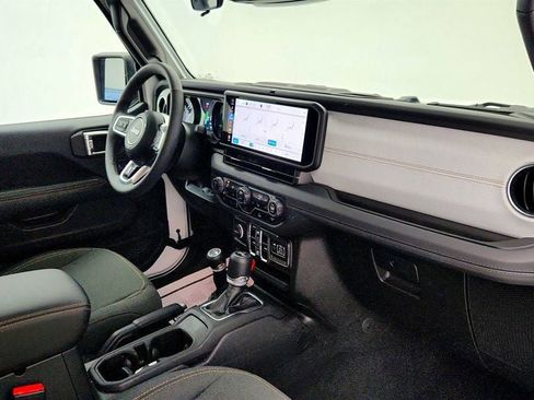 Used 2025 Jeep Wrangler Sahara image 25