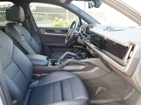 Used 2024 Porsche Cayenne S AWD/4WD image 22