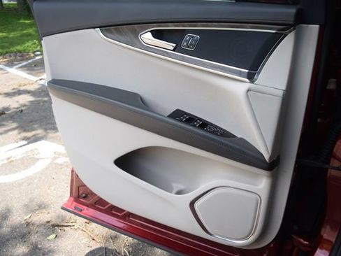 Used 2019 Lincoln Nautilus Select FWD image 17