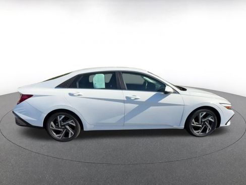 Used 2025 Hyundai Elantra Limited image 16