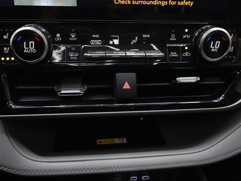 Used 2024 Toyota Highlander Limited FWD image 26