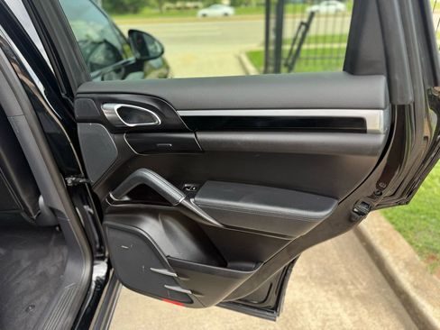 Used 2017 Porsche Cayenne Platinum Edition image 18