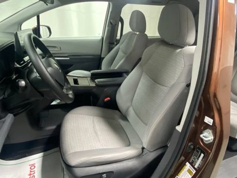 Used 2022 Toyota Sienna LE AWD/4WD image 9
