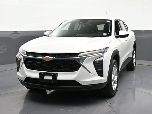 Certified 2025 Chevrolet Trax LS w/ LS Convenience Package FWD image 8