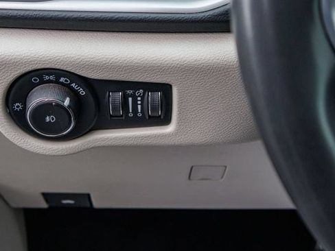 Used 2023 Chrysler Pacifica Touring-L FWD image 26