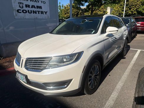 Used 2016 Lincoln MKX Select w/ Select Plus Package AWD/4WD image 3