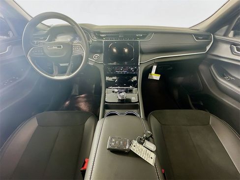 New 2025 Jeep Grand Cherokee Altitude image 9