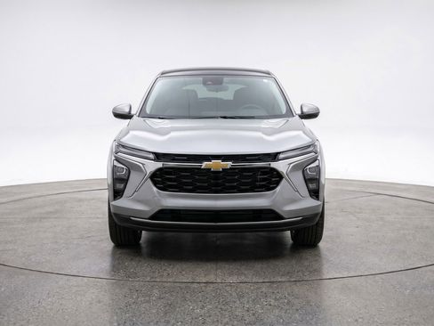 Used 2025 Chevrolet Trax LT FWD image 2